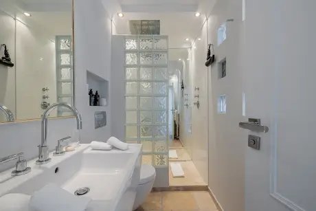 Elegantes Bad mit Dusche, Waschbecken und modernen Armaturen im Hotel Stadt Hamburg.