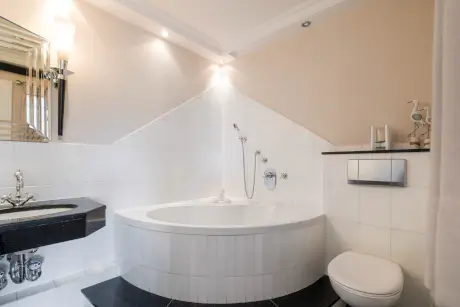 Modernes Badezimmer mit eleganter Badewanne und stilvollen Armaturen.