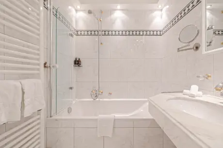 Luxuriöses Badezimmer mit Badewanne und Dusche im Hotel Stadt Hamburg.