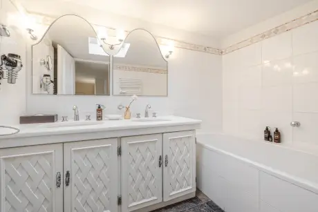 Modernes Badezimmer mit Badewanne und eleganter Spüle im Hotel Stadt Hamburg.