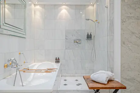 Luxuriöses Badezimmer im Hotel mit Badewanne und moderner Dusche im Hotel Stadt Hamburg.