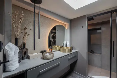 Stilvolles Badezimmer im 12.18. Hotel Stadt Hamburg GmbH mit modernen Armaturen und eleganter Dekoration.