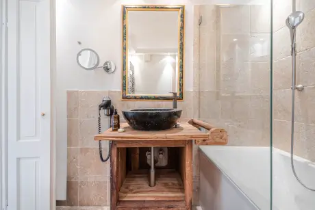 Luxuriöse Badezimmeransicht mit eleganter Ausstattung im Hotel Stadt Hamburg.