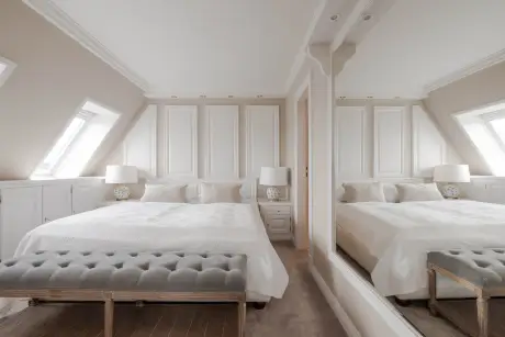 Modernes Schlafzimmer im Hotel Stadt Hamburg mit Bett, Lampe und Spiegel.