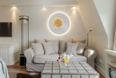 Stilvolles Interieur mit Couch, dekorativen Elementen und modernem Design.