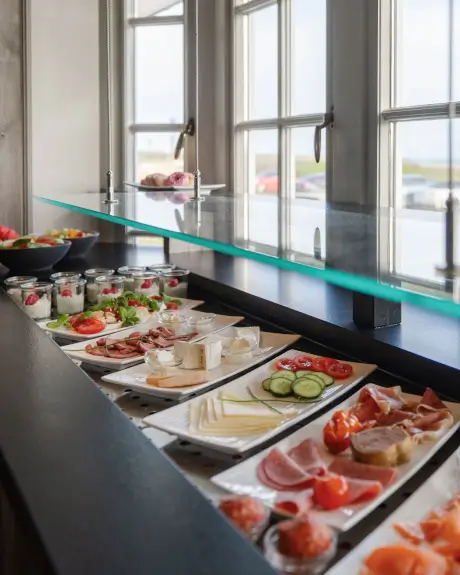 Leckeres Frühstücksbuffet mit Käse, Wurstwaren und frischem Gemüse im 12.18. Hotel Stadt Hamburg.
