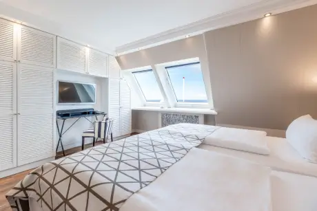 Luxuriöses Doppelzimmer im Hotel Stadt Hamburg mit modernem Design und atemberaubendem Ausblick.