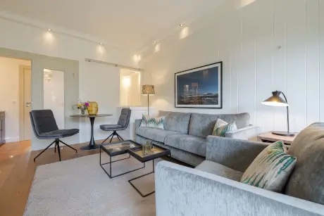 Moderne Hotel Suite im 12.18. Hotel Stadt Hamburg mit stylischem Interieur.