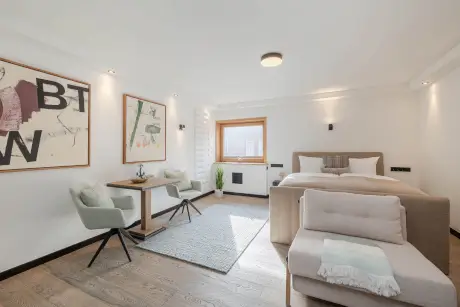 Helles Hotelzimmer mit modernem Design und stilvollem Mobiliar im Hotel Stadt Hamburg, Kampen, Sylt.