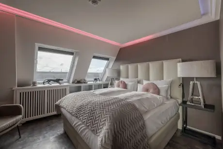 Stilvolles Hotelzimmer im 12.18. Hotel Stadt Hamburg GmbH mit komfortablen Möbeln und modernem Dekor.