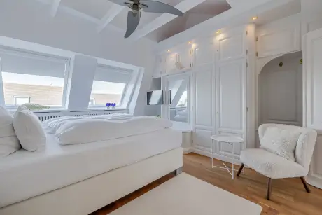 Gemütliches Hotelzimmer im 12.18. Hotel Stadt Hamburg mit einem Bett und modernem Stuhl.