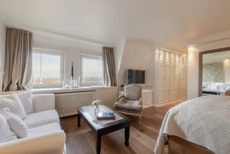 Gemütliches Hotelzimmer im 12.18. Hotel Stadt Hamburg mit einem Sofa und atemberaubendem Ausblick.