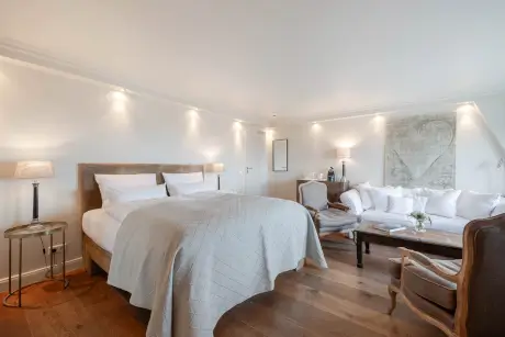 Elegantes Hotelzimmer im Hotel Stadt Hamburg mit gemütlichem Bett und stilvollem Sofa.