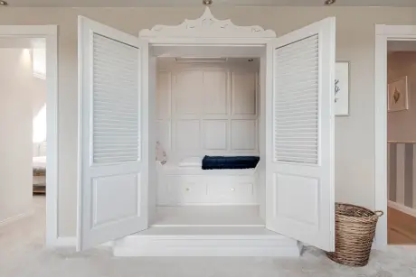 Stylischer offener Kleiderschrank, der die gemütliche Nische im 12.18. Hotel Stadt Hamburg, Kampen zeigt.