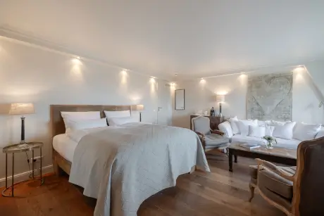Luxuriöses Hotelzimmer im Hotel Stadt Hamburg mit elegantem Dekor und komfortablen Möbeln.