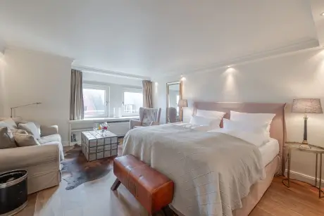 Luxuriöses Zimmer im Hotel Stadt Hamburg mit bequemen Möbeln und elegantem Design.