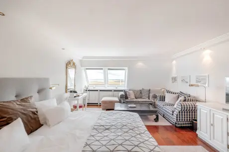 Luxuriöses Hotelzimmer im 12.18 Hotel Stadt Hamburg mit stilvoller Einrichtung und gemütlicher Atmosphäre.