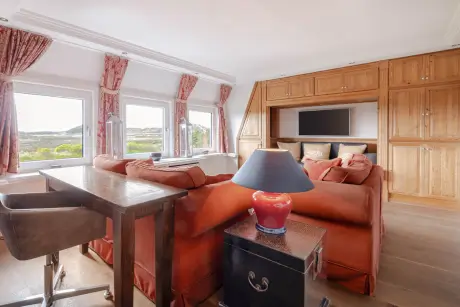 Gemütliches Hotelzimmer im Hotel Stadt Hamburg GmbH mit orangefarbenem Sofa und schönem Ausblick.