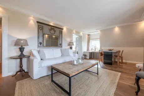 Luxuriöse Hotelzimmer im 12.18. Hotel Stadt Hamburg GmbH mit stilvollem Interieur.