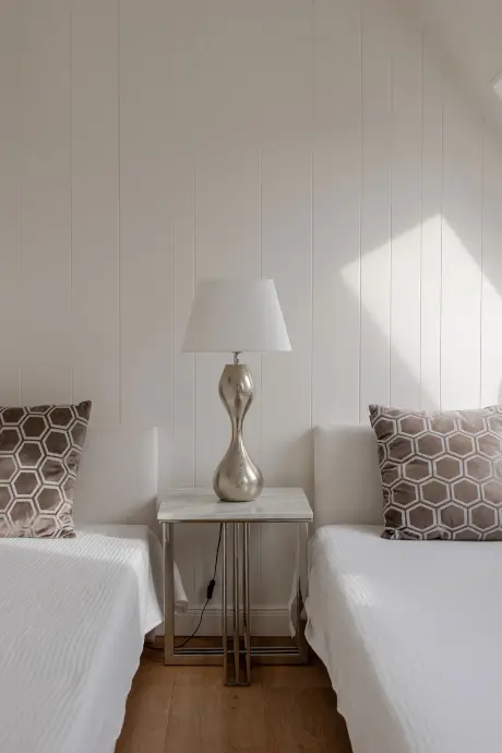 Gemütliches Hotelzimmer im 12.18. Hotel Stadt Hamburg mit modernem Design und stilvoller Beleuchtung.