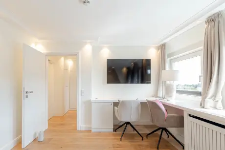 Modernes Hotelzimmer im 12.18. Hotel Stadt Hamburg mit Blick auf Sylt.
