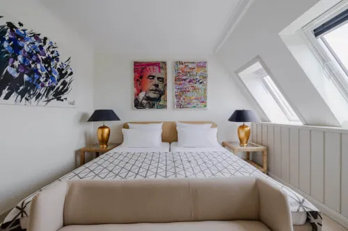 Modernes Hotelzimmer mit stilvollem Design und Kunstwerken.