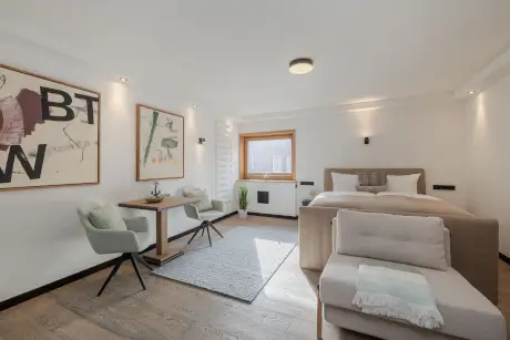Gemütliches Hotelzimmer mit moderner Einrichtung, Kunstwerken und natürlichem Licht im 12.18. Hotel Stadt Hamburg GmbH.
