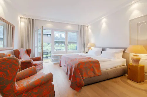 Elegantes Hotelzimmer mit modernem Design und komfortablen Betten.