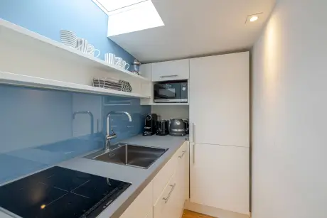Moderne Küche im 12.18. Hotel Stadt Hamburg mit stilvollen Geräten.