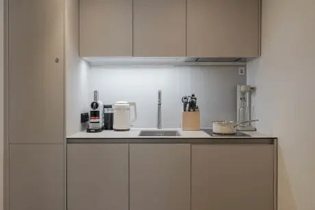 Moderne Küche mit Kaffeemaschine, Wasserkocher und Kochutensilien im Hotel Stadt Hamburg.