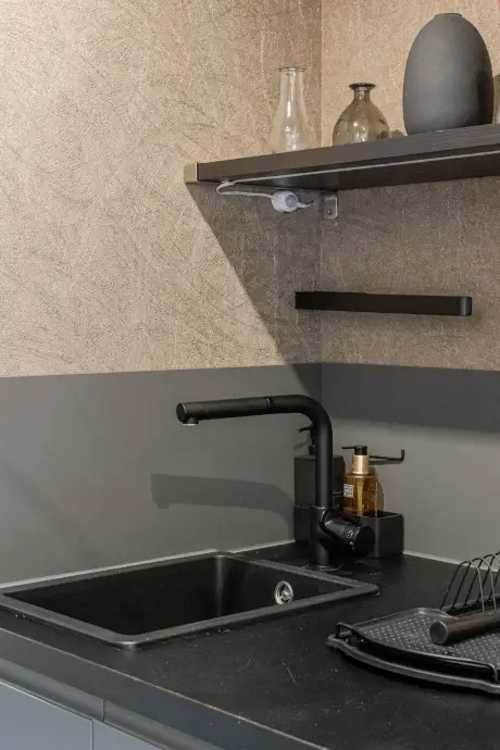 Moderne Küchenspüle mit stilvollem Dekor und Utensilien im Hotel Stadt Hamburg.