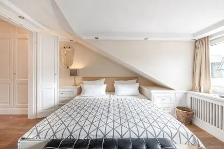 Elegantes Schlafzimmer mit gemütlichem Bett und stilvollem Dekor im Hotel Stadt Hamburg.