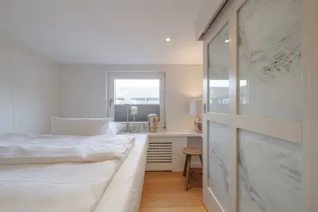 Modernes Schlafzimmer im Hotel Stadt Hamburg mit eleganter Dekoration und natürlichem Licht.