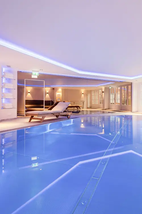 Entspannender Wellnessbereich mit Schwimmbad und Liegestühlen im Hotel Stadt Hamburg, Sylt.