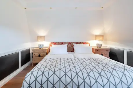 Elegantes Zimmer im Hotel Stadt Hamburg mit bequemen Bett und stilvollen Lampen.
